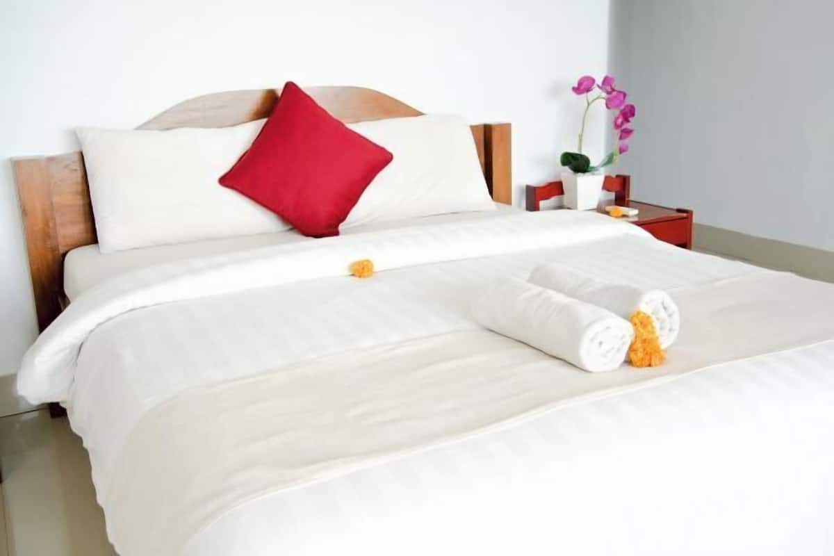 Premium bedding, desk, WiFi (free), individually decorated