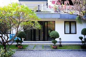 Vista frontal de la propiedad