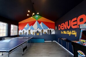 Games room - Trendy Home in Denver With Game Room. Loaded with King Beds + Streaming Services (Denver)