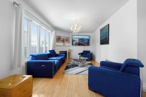 Smart TV, fireplace