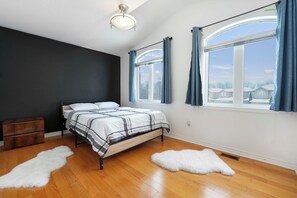 4 bedrooms, desk, iron/ironing board, free WiFi - Furnished Sleek 2-Storey House-Ground and 2nd Floors of the House (Richmond Hill)