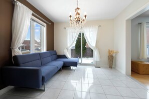 Smart TV, fireplace - Furnished Sleek 2-Storey House-Ground and 2nd Floors of the House (Richmond Hill)