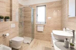 Een douche, handdoeken