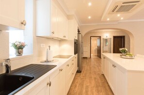 Kühlschrank, Mikrowelle, Ofen, Geschirrspüler