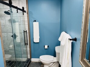 Dusj, hårføner, håndklær og såpe