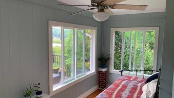 3 bedrooms, desk, free WiFi, bed sheets