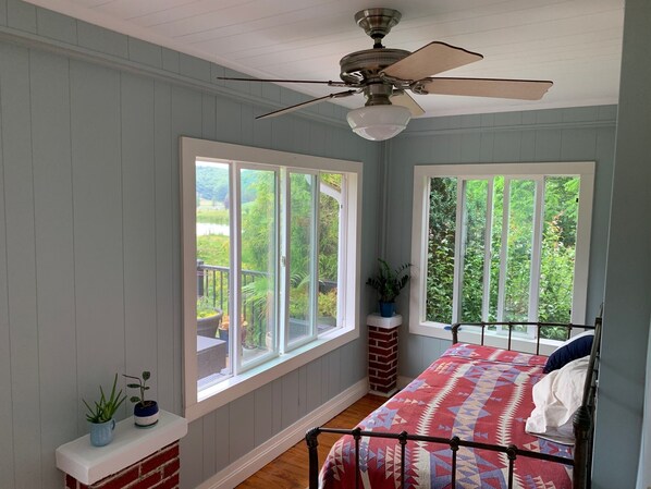 3 bedrooms, desk, free WiFi, bed sheets - Cozy farmhouse with jacuzzi 10 min from Lansing, NC and Grayson Highlands (Lansing)