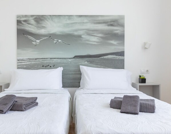 1 quarto, escrivaninha, ferros/tábuas de passar roupa, berço de viagem