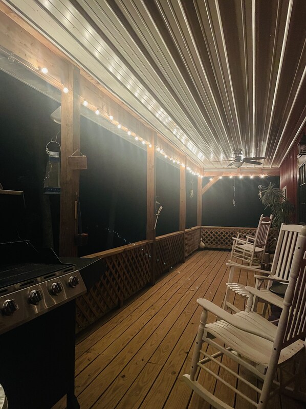 Property grounds - Cozy Cabin nestled on 10 acres just minutes from the lake and the speedway (Hermitage)