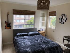 3 bedrooms, iron/ironing board, WiFi, bed sheets - Updated 4 bedroom single family home in the upscale beach/surf town (Solana Beach)