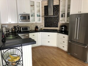 Private kitchen - Updated 4 bedroom single family home in the upscale beach/surf town (Solana Beach)