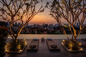 Una piscina al aire libre