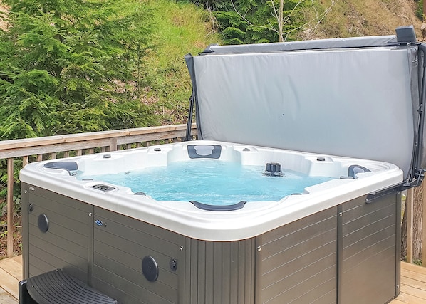 Outdoor spa tub - A superbly appointed large two-storey luxury lodge. (Llangollen)