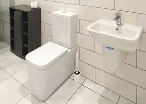 Bathroom - A superbly appointed large two-storey luxury lodge. (Llangollen)