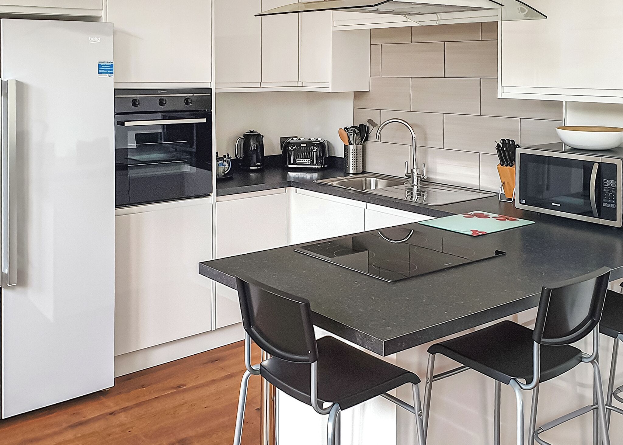 Fridge, oven, stovetop, dishwasher