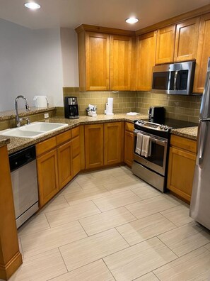 Frigorífico, microondas, horno y placa de cocina