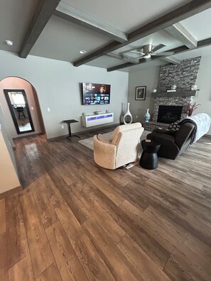 Smart TV, chimenea, estéreo y monitor de computadora 