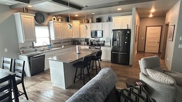 Smart TV, fireplace, stereo, computer monitors