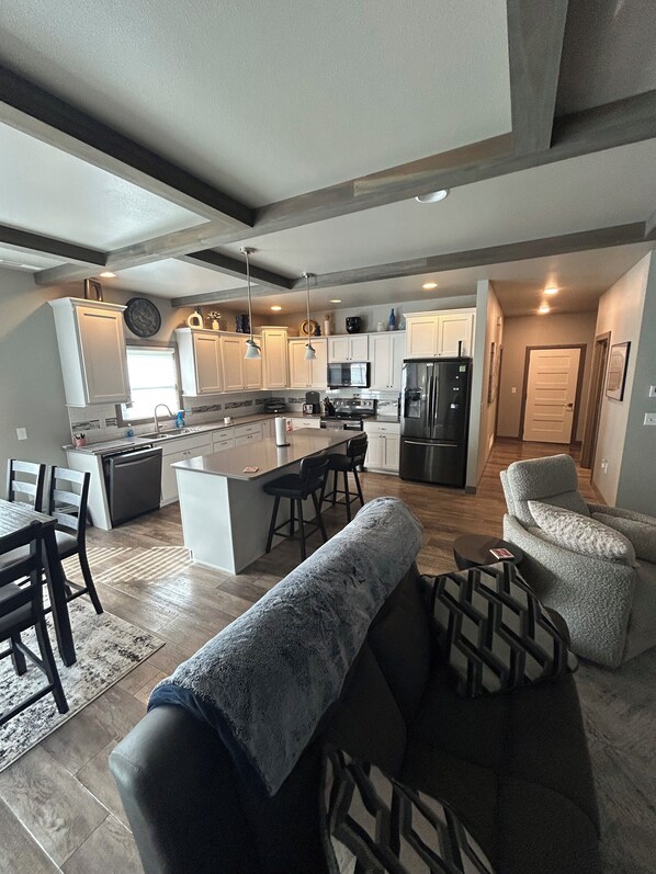 Smart TV, chimenea, estéreo y monitor de computadora 