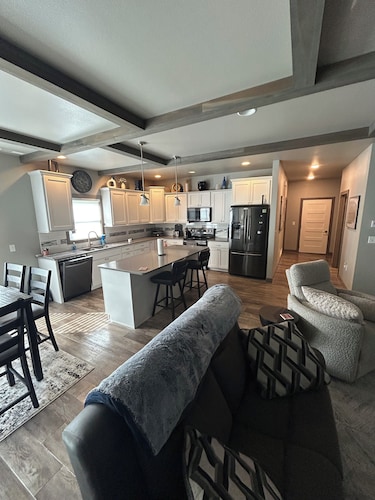 Cozy home close to all attractions with a fabulous kitchen and all amenities!