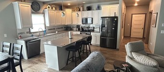 Cozy home close to all attractions with a fabulous kitchen and all amenities!