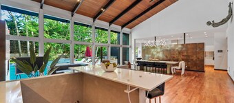 Stylish Modern Retreat in the Heart of the Hamptons: Your Perfect Getaway!