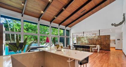 Stylish Modern Retreat in the Heart of the Hamptons: Your Perfect Getaway!