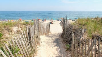 Vlak bij het strand, ligstoelen aan het strand, strandlakens