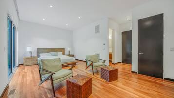 5 bedrooms, desk, iron/ironing board, travel crib