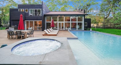 Stylish Modern Retreat in the Heart of the Hamptons: Your Perfect Getaway!