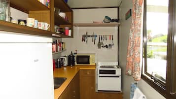 Refrigerador, microondas, horno y tetera eléctrica