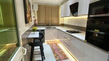 Réfrigérateur, micro-ondes, four, plaque de cuisson