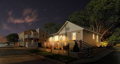 `The Compass Cottage` A Cute & Cozy 2/1 Lakeview House with Hot Tub Included