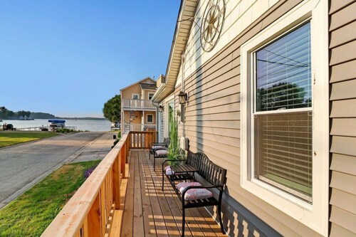 `The Compass Cottage` A Cute & Cozy 2/1 Lakeview House with Hot Tub Included