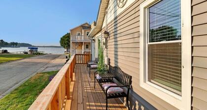 `The Compass Cottage` A Cute & Cozy 2/1 Lakeview House with Hot Tub Included