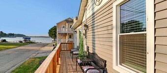 `The Compass Cottage` A Cute & Cozy 2/1 Lakeview House with Hot Tub Included