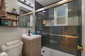 Hair dryer, towels - `The Compass Cottage` A Cute & Cozy 2/1 Lakeview House with Hot Tub Included (Fox Lake)