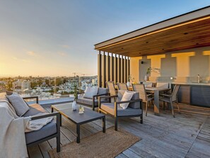 Lounge - Sanders Olive - Chic 3-bdr Apt With Shared Pool (Paphos)
