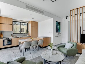 아파트, 침실 2개, 발코니 | 거실