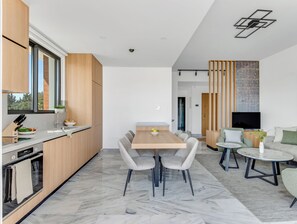 Appartement, 2 slaapkamers, balkon | Dineerruimte