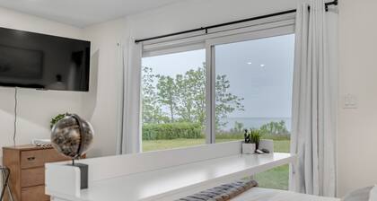 Charming Lakeside Breeze By The Lake