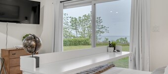 Charming Lakeside Breeze By The Lake