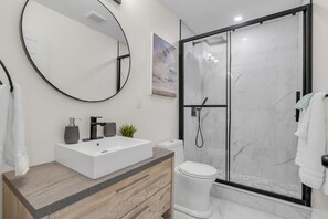 Dusche, Haartrockner, Handtücher, Seife