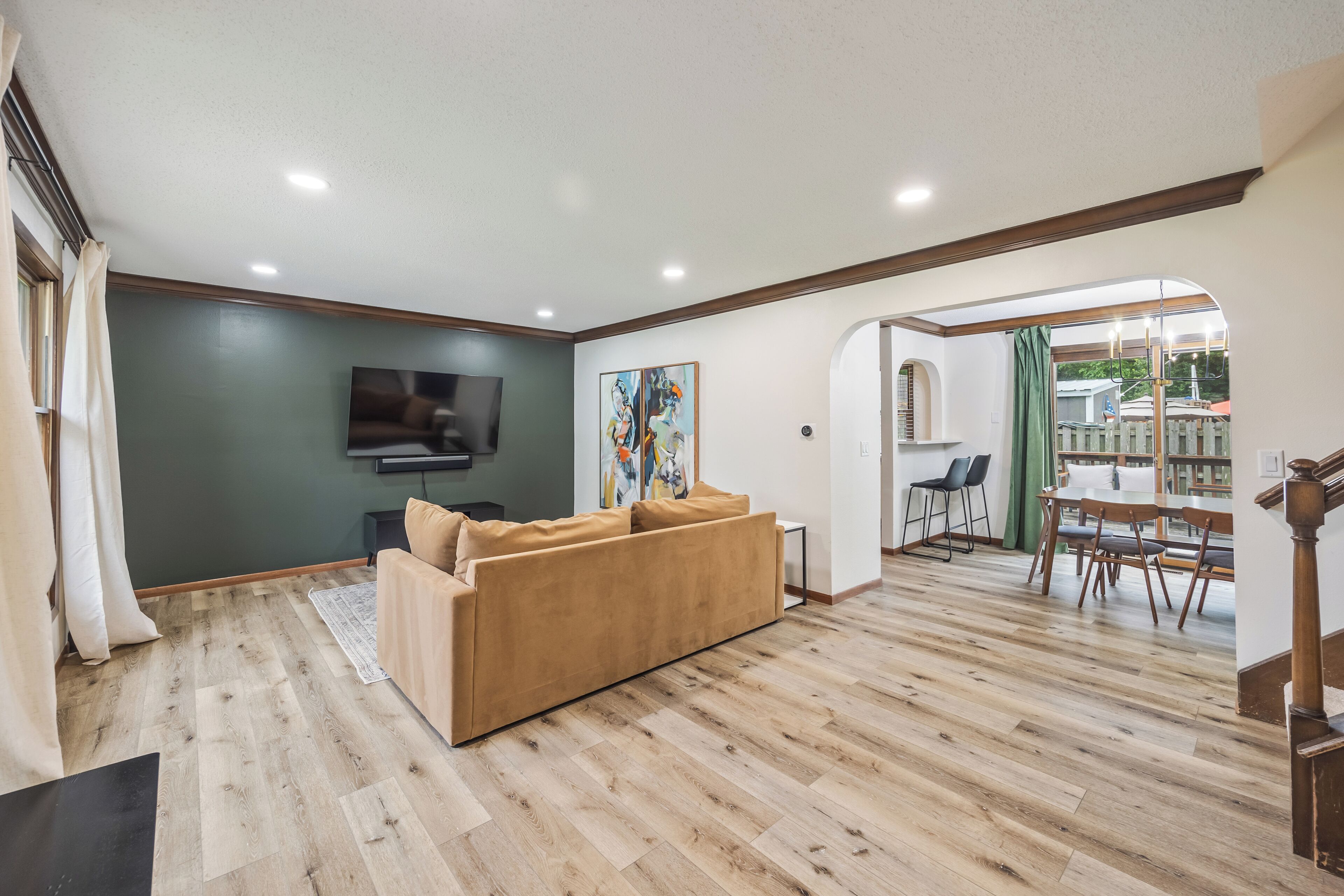 Casa Mackie - Sophisticated Split Level, 5 Bedroom, 3 Bathroom 