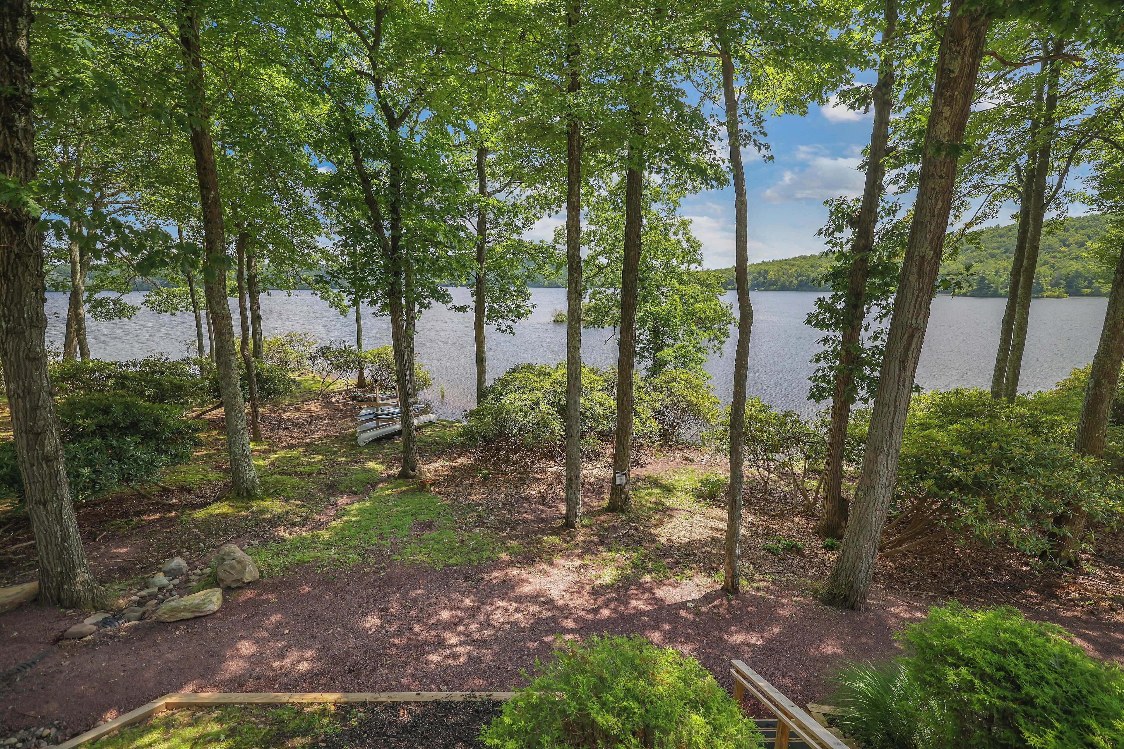 Lakefront Condo minutes from the beach, water park, Ski Mountains 