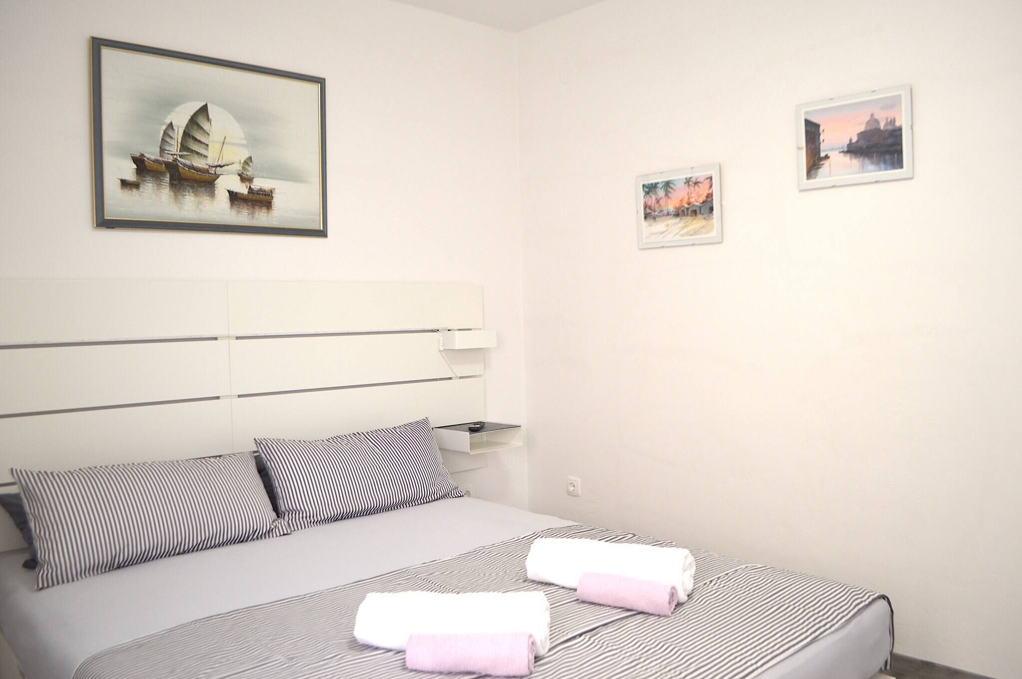 2 bedrooms, internet, bed sheets