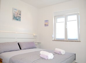 2 bedrooms, internet, bed sheets