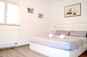 2 bedrooms, internet, bed sheets