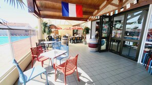 Outdoor dining - Le Costa Gloria - à 400m  de la plage - Sud Nantes Camping de la Prairie (Saint-Hilaire-de-Riez)