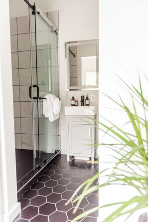 مجففات شعر، مناشف، صابون، شامبو